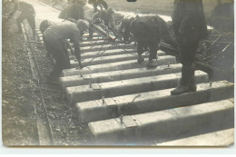 Photo Format CPA à Localiser (dépt 59?) - Cheminots Installant Des Traverses Sur Des Rails - Andere & Zonder Classificatie