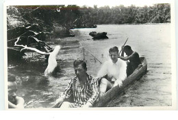 Papouasie-Nouvelle-Guinée - Vereniging Mesoz - Révérend Klamer Dans Un Canoé - Papua-Neuguinea