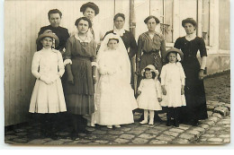 Carte Photo à Localiser - Une Famille Autour D'une Jeune Communiante - A Identifier