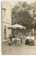 Carte Photo à Localiser - Une Famille Attablée Dans Une Cour Prenant Un Café - A Identifier