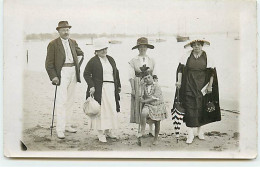 Carte Photo à Localiser - Une Famille Se Promenant Sur Une Plage - To Identify