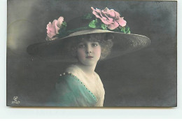 Enfant - Grete Reinwald Portant Un Grand Chapeau Avec Des Fleurs Roses Dessus - Portraits