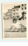 QUIBERON - Fillette Sur La Plage Devant Hôtel Beau Rivage (photo Format 9 X 12,5 Cm) - Quiberon