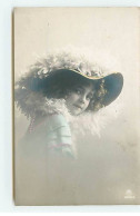 Enfant - Grete Reinwald  Portant Un Boa à Plumes Et Un Chapeau Avec Des Plumes, Légèrement De Dos - Portraits