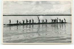 PAPOUASIE-NOUVELLE-GUINEE - Hommes Sur Une Très Longue Embarcation - Photo Jaap Zindler - Papua-Neuguinea
