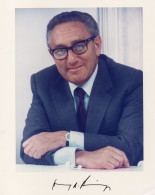 PHOTO GRAND FORMAT 1 - ENV 1 - POLITIQUE - PHOTO DEDICACEE DU SECRETAIRE D'ETAT AMERICAIN HENRY KISSINGER - USA - Signed Photographs