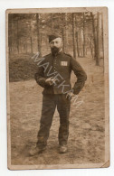 Cpa Photo " Portrait D'un Militaire Dans Les Bois Avec Une Cigarette "  ( N° 119 Prisonnier ?? ) - Uniforms