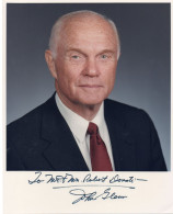 PHOTO GRAND FORMAT 1 - ENV 1 - POLITIQUE - ESPACE - PHOTO DEDICACEE DE L'ASTRONAUTE ET SENATEUR AMERICAIN JOHN GLENN - Signed Photographs