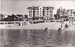 64. SAINT JEAN DE LUZ..CPA. " MODERN HOTEL ".AU CENTRE DE LA PLAGE. ANNEE 1954 + TEXTE - Saint Jean De Luz