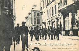 51 - Reims - Guerre 1914-1918 - Pendant L'occupation Allemande, Du 4 Au 12 Septembre 1914  - Une Patrouille, Au Pas De P - Reims
