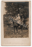 Cpa Photo " Portrait D'un Militaire à Cheval Dans Les Bois  à Cotés D'une Ambulance Croix Rouge" (du Service Du Sang ) - Ausrüstung