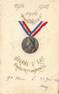 Carte Avec Médaille Métallique - Jeanne D' Arc Protectrice Des Armées - Guerra 1914-18