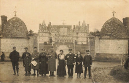 Mesnières En Bray * Carte Photo * Devant Le Château * Villageois - Mesnières-en-Bray