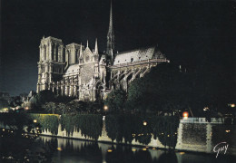 75, Paris, L’Abside De La Cathédrale Notre Dame, Vue De Nuit - Notre-Dame De Paris