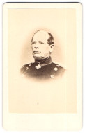 Fotografie Unbekannter Fotograf Und Ort, Portrait Von Werder, Generallieutnant In Uniform Mit Orden  - Célébrités