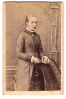 Fotografie F. Henning, Plön, Junge Dame Im Kleid Mit Medaillon  - Anonyme Personen