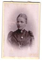 Fotografie H. Pickenpack, Kiel, Knooperweg 110, Junge Dame Mit Kragenbrosche Und Medaillon  - Anonyme Personen