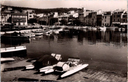 23-5-2024 (6 Z 3) France (b/w) Older - Cassis - Le Port Et Pédalos - Cassis