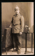Foto-AK Soldat In Uniform Mit Ersatz-Pickelhaube, Uniformfoto  - Weltkrieg 1914-18