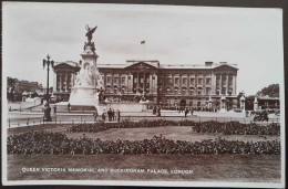 POSTCARD - LONDON - Queen Victoria Memorial And Buckingham Palace - Circulado - Buckingham Palace