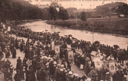 Lourdes - La Procession Part De La Grotte Pour Se Rendre à L'Esplanade - Lourdes