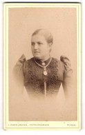 Fotografie J. Engelmann, Posen, Wilhelm-Str. 8, Bürgerliche Dame Mit Kragenbrosche Und Amulett  - Anonyme Personen