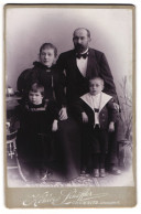 Fotografie Köhler & Schöffler, Chemnitz, Johannisplatz 16, Familie Im Sonntagsstaat  - Anonymous Persons