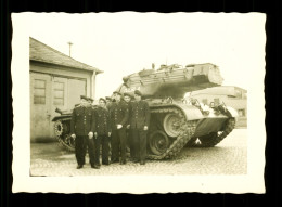 Petite Photo Militaire Soldats Et Char D' Assaut Tank Nommé " Puebla "  En 1967 ( Format 7cm X 9,7cm ) - War, Military