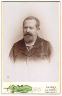 Fotografie Hirsbrunner, Luzern, Schwanenplatz, Gestandener Herr Im Schlichten Anzug  - Anonymous Persons