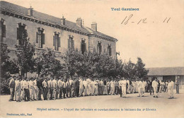 TOUL GARNISON - Hôpital Militaire - L'Appel Des Infirmiers Et Ouvriers Derrière Le Bâtiment Des Fiévreux - Très Bon état - Toul