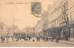 DOUAI - Grand Place - Très Bon état - Douai