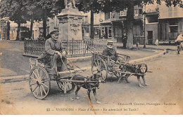 VENDOME - Place D'Armes - En Attendant Les Taxis - état - Vendome