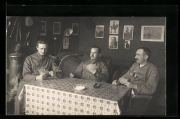 AK Drei Herren Konzentriert Beim Kartenspielen  - Spielkarten