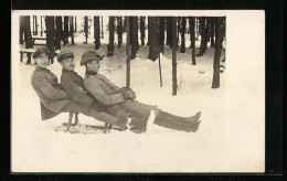 AK Drei Fröhlich Posierende Soldaten Auf Dem Schlitten  - Winter Sports