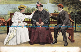 R123184 Old Postcard. Two Woman And Man On The Chair - World