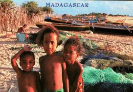 Ethnologie, Afrique Madagascar - Enfants Sur La Plage D'Anakao - Photo Vincent Verra - África