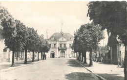 COUR CHEVERNY : AVENUE DE LA REPUBLIQUE - Cheverny