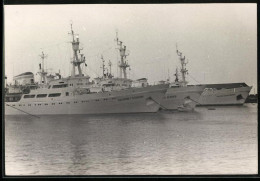 Fotografie Kombischiff Eisbrecher-Forschungsschiff Vasiliy Golovnin Im Hafen  - Bateaux