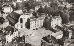 EN AVION AU DESSUS DE BERNAY PLACE DE L'HOTEL DE VILLE 1959 CPSM 9X14 TBE - Bernay