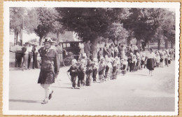 19781 / ⭐ Peu Commun Carte-Photo Défilé Colonne Enfants REVOLUTIONNAIRES Costumés Automobiles Révolution Française - Children And Family Groups