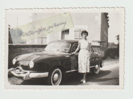 PHOTO SNAPSHOT - VOITURE De TOURISME PANHARD Modèle à Identifier Vers 1950 1960 Femme Posant Devant La Voiture - Cars