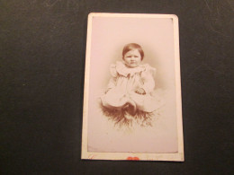 PHOTO CDV Bebe Assis Cliche GEORGES VERSAILLES  - Anciennes (Av. 1900)