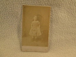 PHOTO CDV - Petite Fille Devant Fauteuil Cliche Portland Bazaar USA  REF/PH077 - Anciennes (Av. 1900)