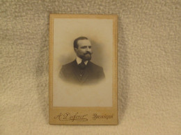 PHOTO CDV - Homme Elegant Cliche A DUFOUR Besancon  REF/PH153 - Alte (vor 1900)