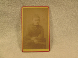 PHOTO CDV - Femme Accoudee Cliche E GRIGNON BAUME LES DAMES  REF/PH166 - Anciennes (Av. 1900)