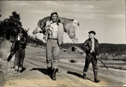 CPA Schauspieler Robert Mitchum, Portrait Mit Erschossenem Eber, Zwei Jungen Mit Gewehren - Actors