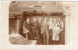 Carte Photo D'une Famille élégante Avec Deux Chapeau Sur Le Toit Posant Dans La Cour De Leurs Maison Vers 1910 - Anonyme Personen