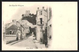 CPA La Roche-Guyon, Une Rue  - La Roche Guyon