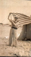 Photographie Vintage Photo Snapshot Mode Casquette Pipe Rayures Tente Bain Sable - Lieux