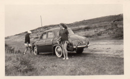 Photographie Vintage Photo Snapshot Automobile Voiture Car Auto Femme Pointe Raz - Automobiles